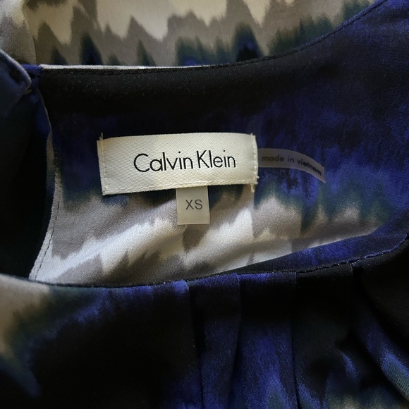 Calvin Klein Blue Grey Tie Dye Stripe Pleat Neck Sleeveless Blouse Tank in XS - Picture 2 of 6